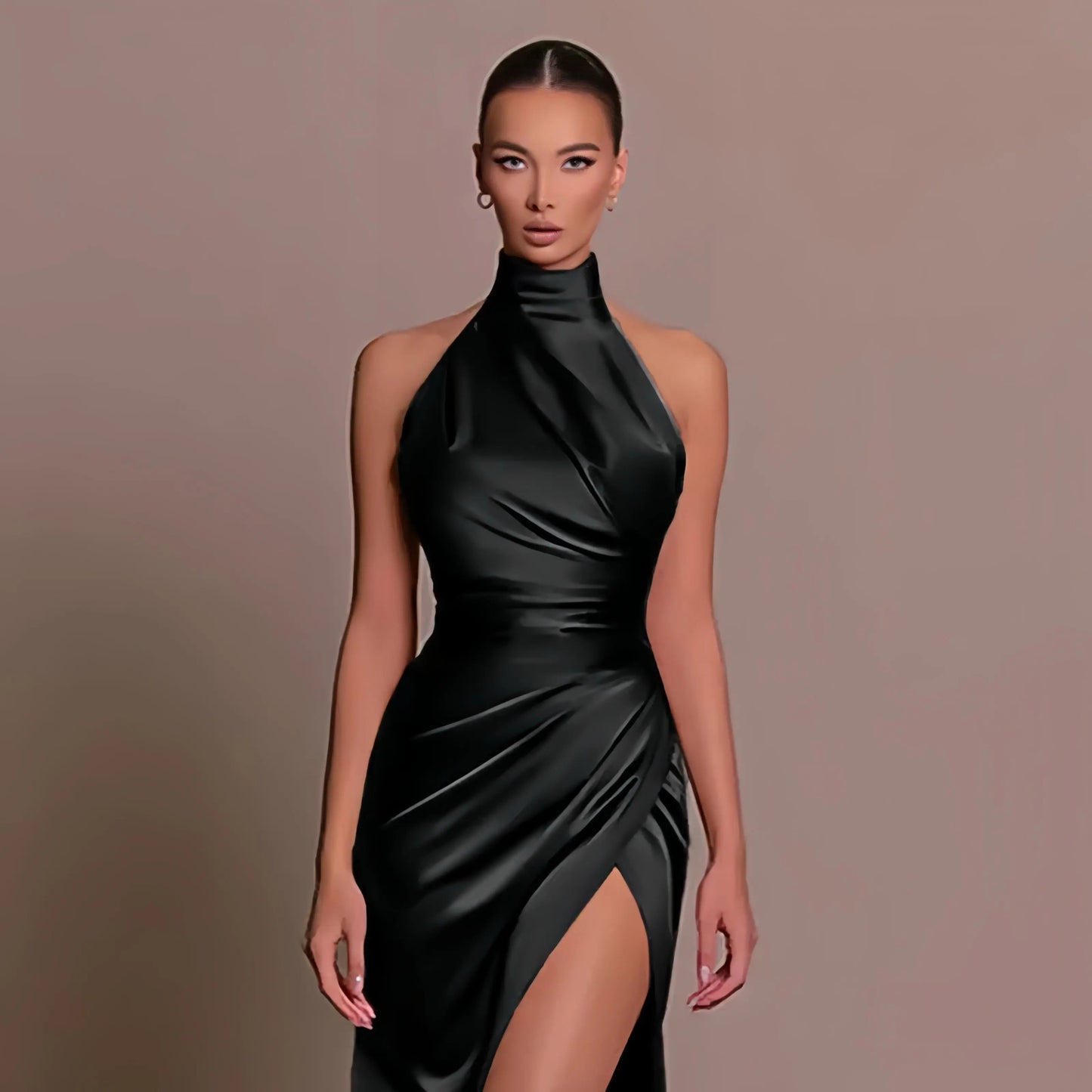 Elegantes Satin-Abendkleid mit modernen Details