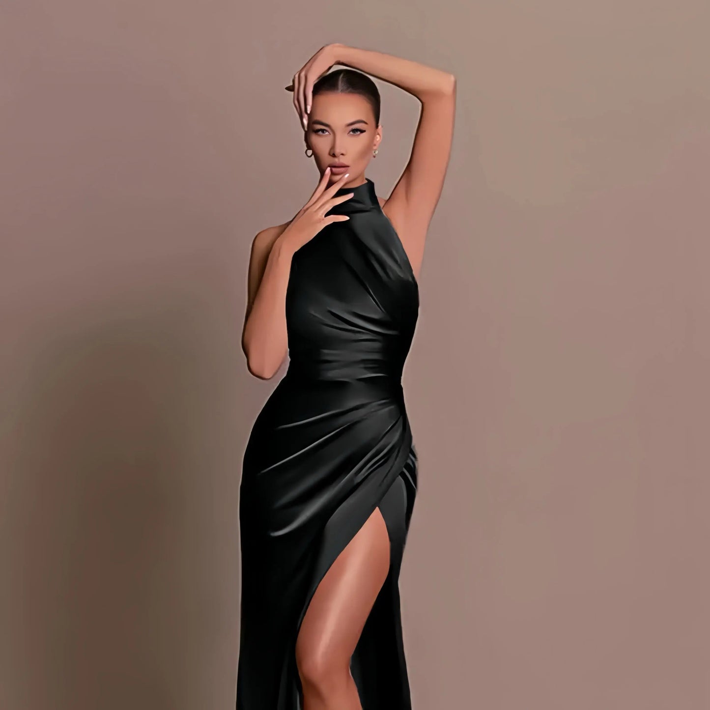 Elegantes Satin-Abendkleid mit modernen Details