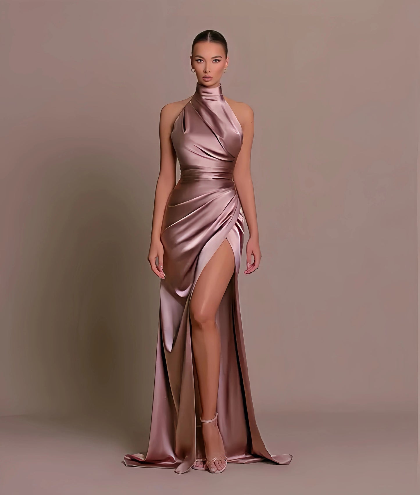 Elegantes Satin-Abendkleid mit modernen Details